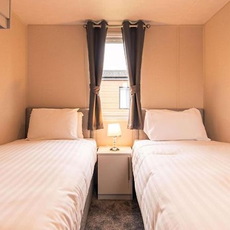 The Serenity Lodge With Hot Tub York Bagian luar foto