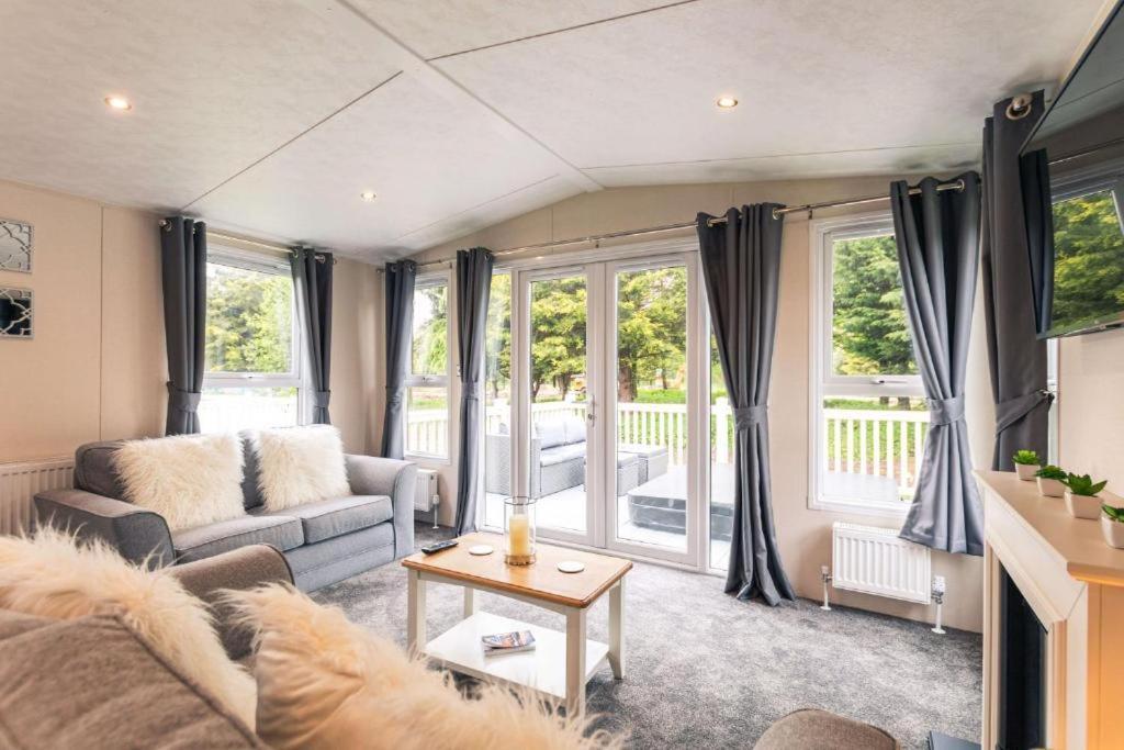 The Serenity Lodge With Hot Tub York Bagian luar foto