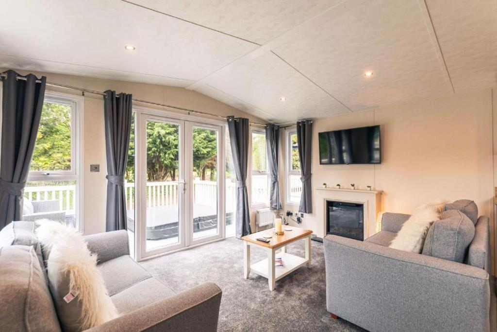The Serenity Lodge With Hot Tub York Bagian luar foto