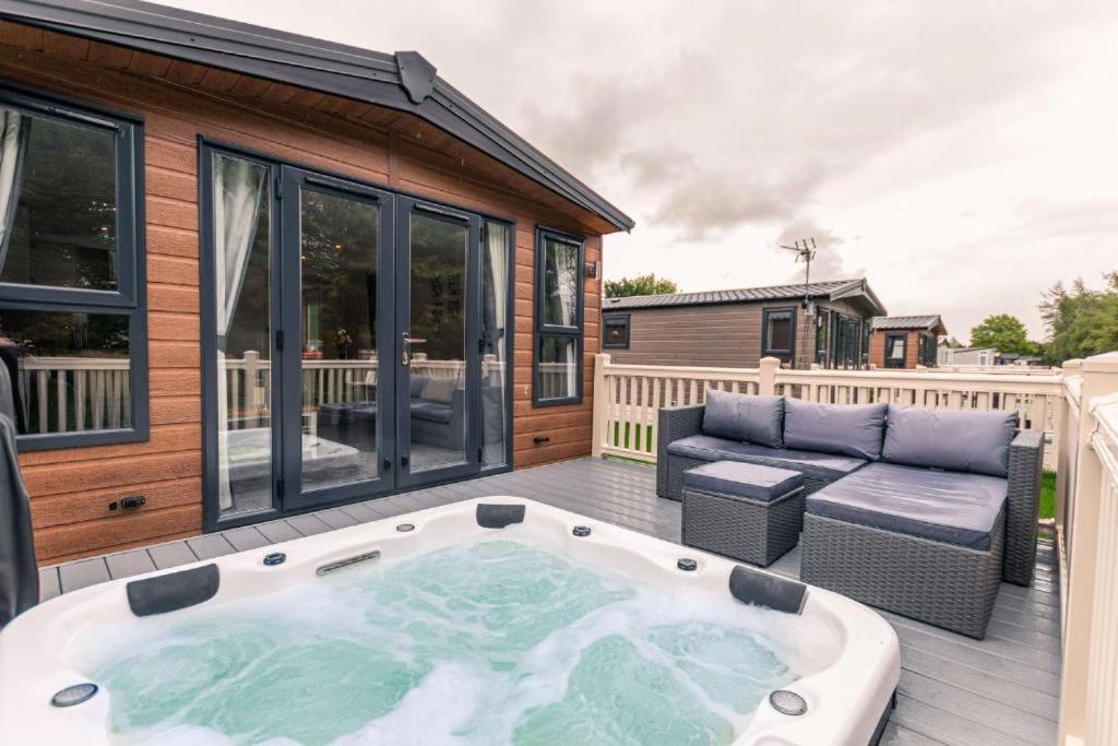 The Serenity Lodge With Hot Tub York Bagian luar foto