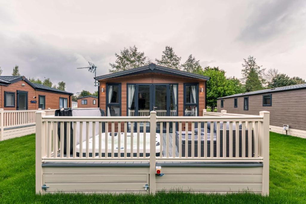 The Serenity Lodge With Hot Tub York Bagian luar foto